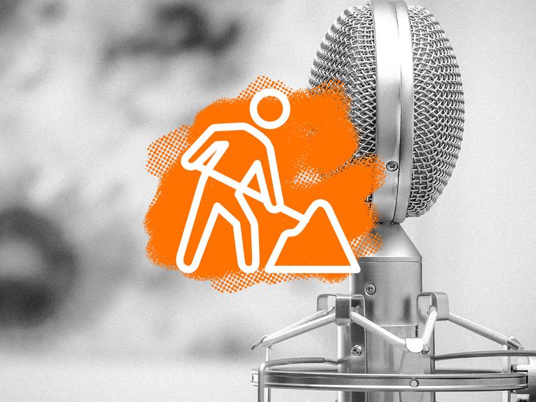 Ein Mikrofon mit einer Collage in orangener Farbe und einer weißen Zeichnung, eines Mannes mit Schaufel darauf. 