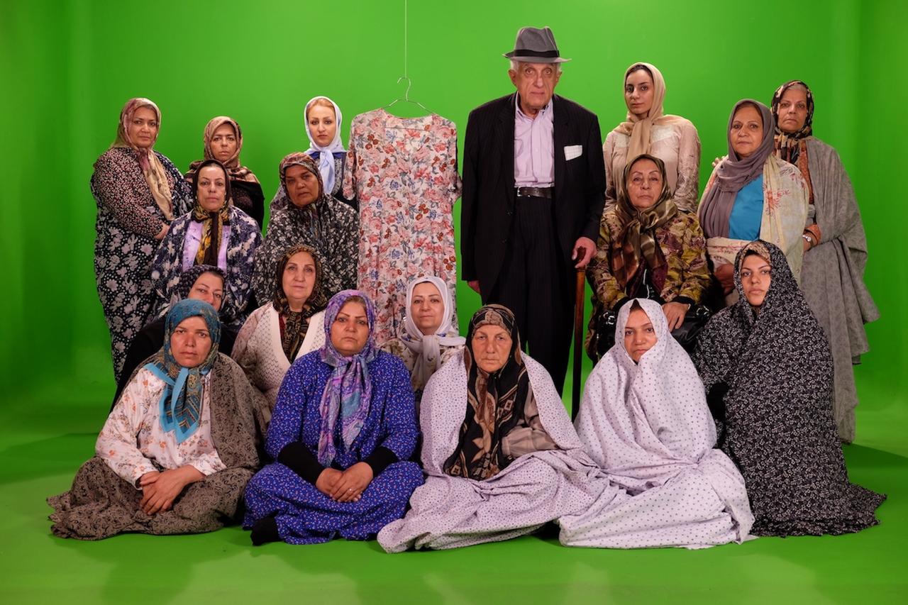 Szenenbild aus Farahnaz Sharifis Dokumentarfilm "Missing". Zu sehen sind vor grünem Hintergrund ältere Herrschaften, fast ausschließlich Frauen. Ein Mann mit Hut und leicht gebeugtem Rücken blickt leicht abwesend in die Kamera, die Frauen, allesamt mit Kopftuch, schauen ebenfalls recht resigniert. Szenenbild aus Farahnaz Sharifis Dokumentarfilm "Missing". Zu sehen sind vor grünem Hintergrund ältere Herrschaften, fast ausschließlich Frauen. Ein Mann mit Hut und leicht gebeugtem Rücken blickt leicht abwesend in die Kamera, die Frauen, allesamt mit Kopftuch, schauen ebenfalls recht resigniert.