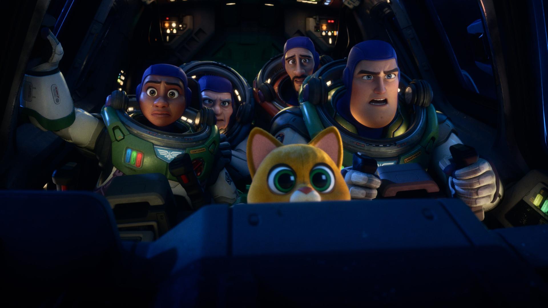 In einem Raumschiff sitzen mehrere Charaktere aus dem Film "Lightyear". Ihre Gesichter sind angespannt. In einem Raumschiff sitzen mehrere Charaktere aus dem Film "Lightyear". Ihre Gesichter sind angespannt.
