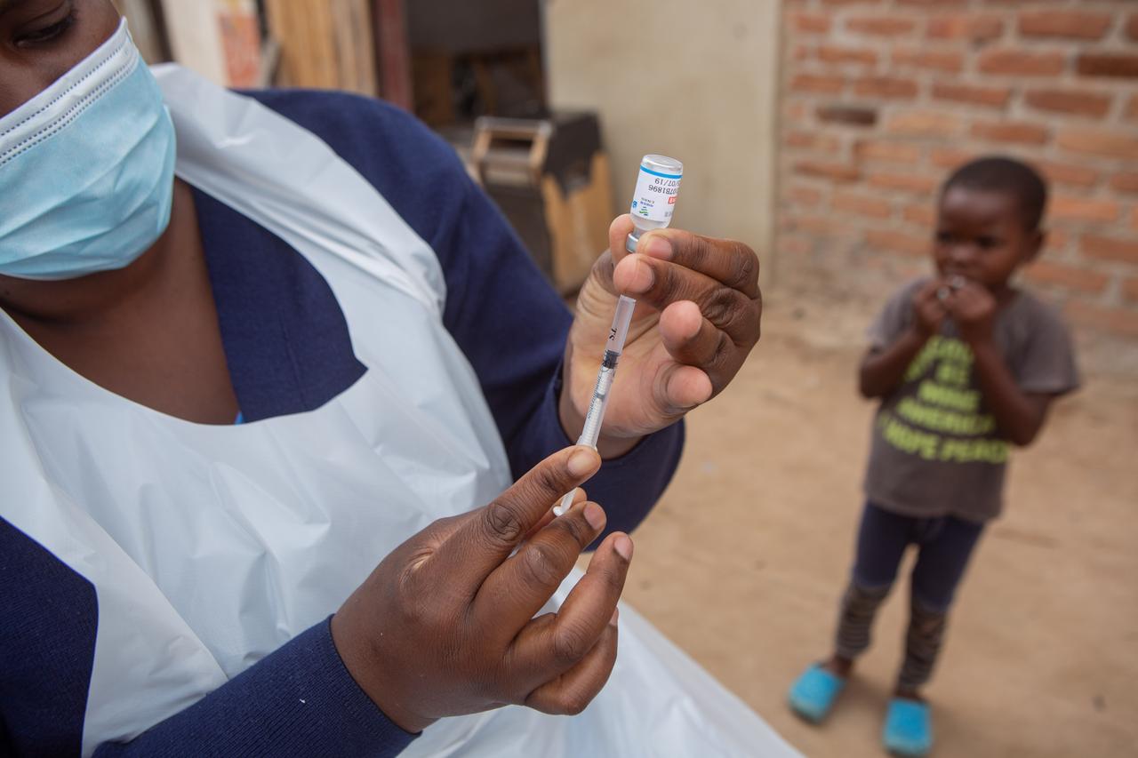 Eine Krankenschwester hält eine Spritze mit Impfstoff gegen das Coronavirus in der Hand.