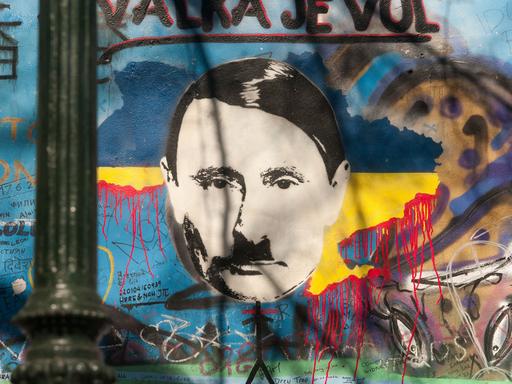 Putin-Darstellung als Hitler auf der sogenannten John-Lennon-Mauer in Prag