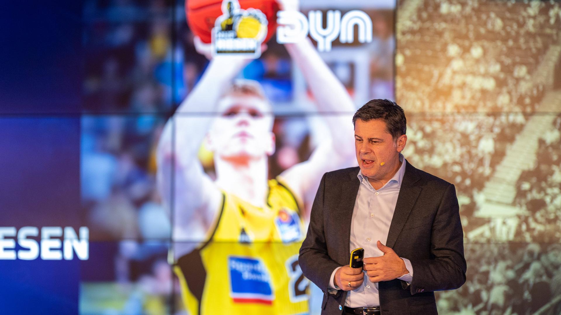 Gründer Christian Seifert stellt den Sport-Streamingdienst Dyn Media vor einer Podiumsdiskussion vor. Gründer Christian Seifert stellt den Sport-Streamingdienst Dyn Media vor einer Podiumsdiskussion vor.