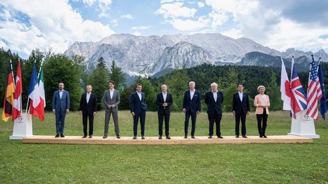 Die Staats- und Regierungschefs der G7-Gruppe sowie sowie die EU-Kommissionspräsidentin und der EU-Ratschef stehen auf dem Rasen vor Schloss Elmau.