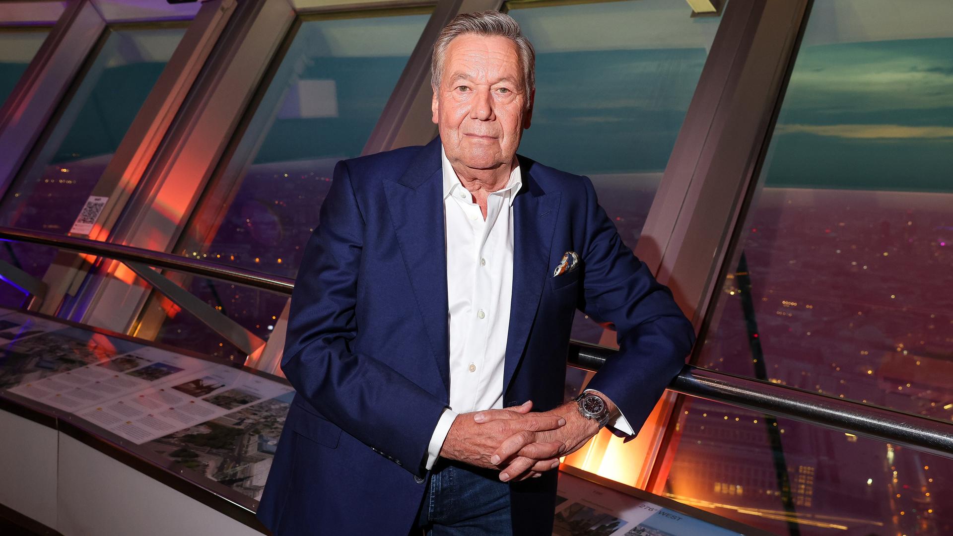 Roland Kaiser blickt vom Berliner Fernsehturm auf seine Geburtsstadt. Roland Kaiser blickt vom Berliner Fernsehturm auf seine Geburtsstadt.