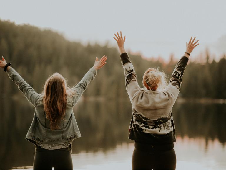 Zwei Frauen an einem See