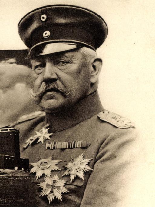 Karte mit einem Bild und einem Zitat von Paul von Hindenburg: "Die Anklage, daß Deutschland schuld sei an diesem größten aller Kriege, weisen wir einmütig zurück!"
