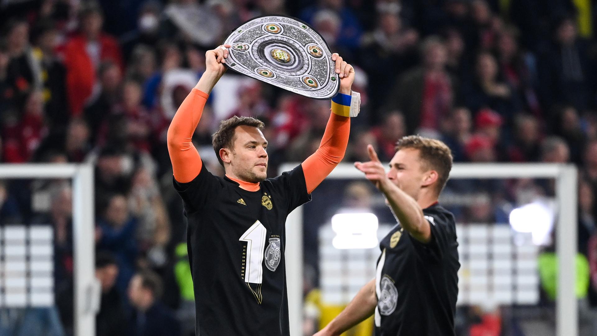 Il portiere di Monaco Manuel Neuer e Joshua Kimmich di Monaco celebrano il loro decimo campionato consecutivo di club.