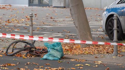 Ein zerstörtes Fahrrad liegt auf der Bundesallee in Berlin-Wilmersdorf. Eine Radfahrerin ist bei dem Verkehrsunfall mit einem Lastwagen lebensgefährlich verletzt worden. Laut einem internen Polizei-Bericht waren die Blockaden der Aktivisten aber wohl nicht ursächlich für das Unglück, sagte Jarasch (Grüne) im Dlf.
