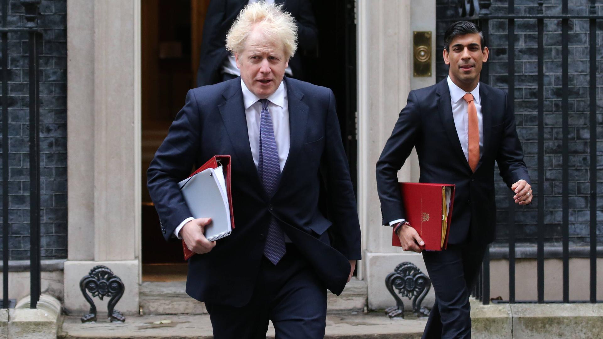 Ex-Premierminister Boris Johnson und sein damaliger Schatzkanzler Rishi Sunak beim Verlassen von Downing Street 10