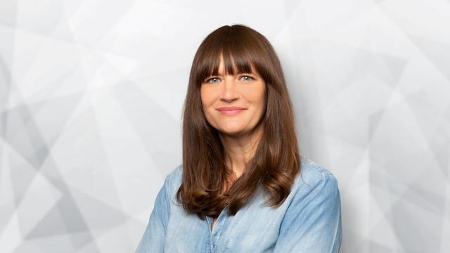 Das Porträt zeigt Sarah Zerback, Moderatorin von "Deutschlandfunk - Der Tag".