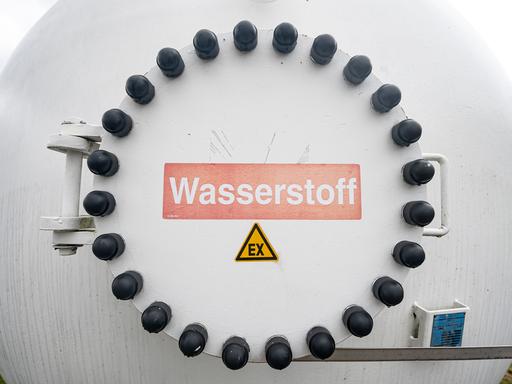 Ein Wasserstoff-Tank steht im Enertrag-Hybridkraftwerk in Brandenburg. 