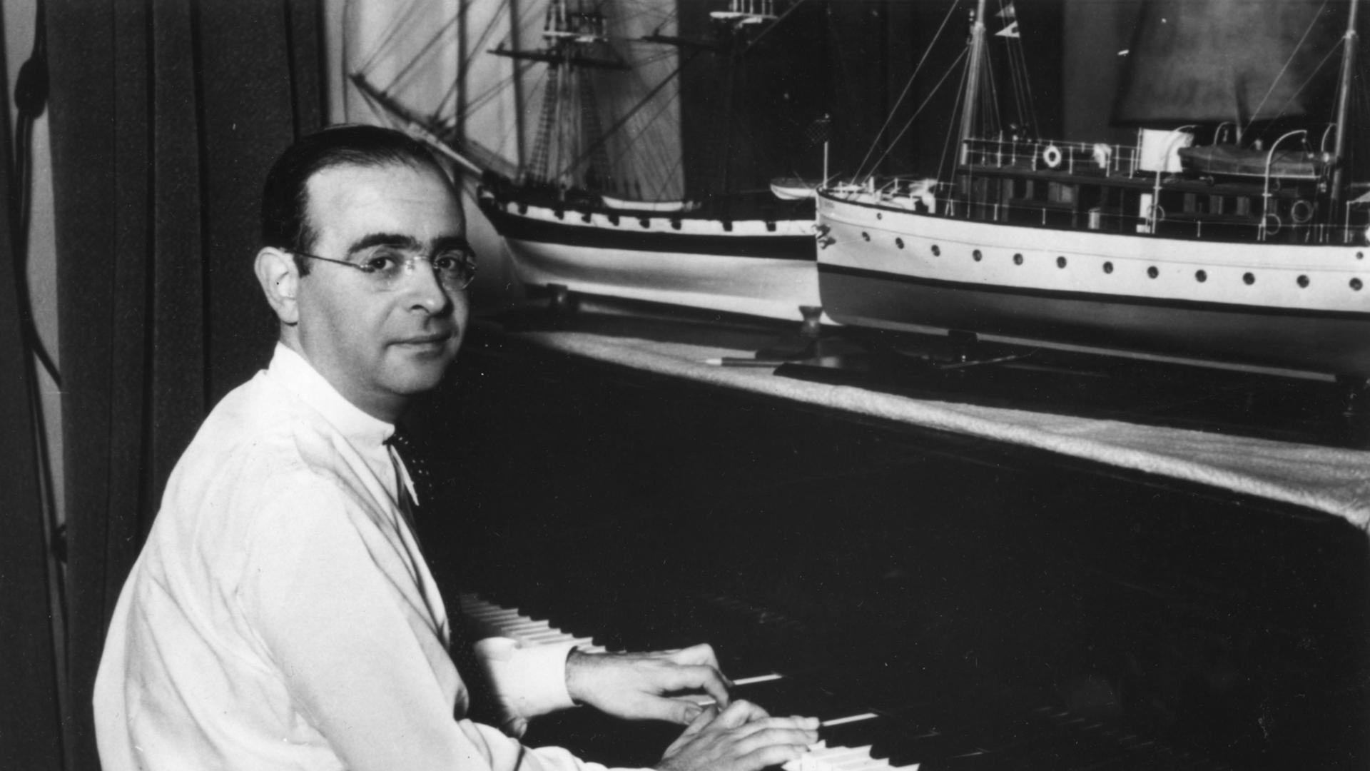 Der Komponist Max Steiner am Klavier Der Komponist Max Steiner am Klavier