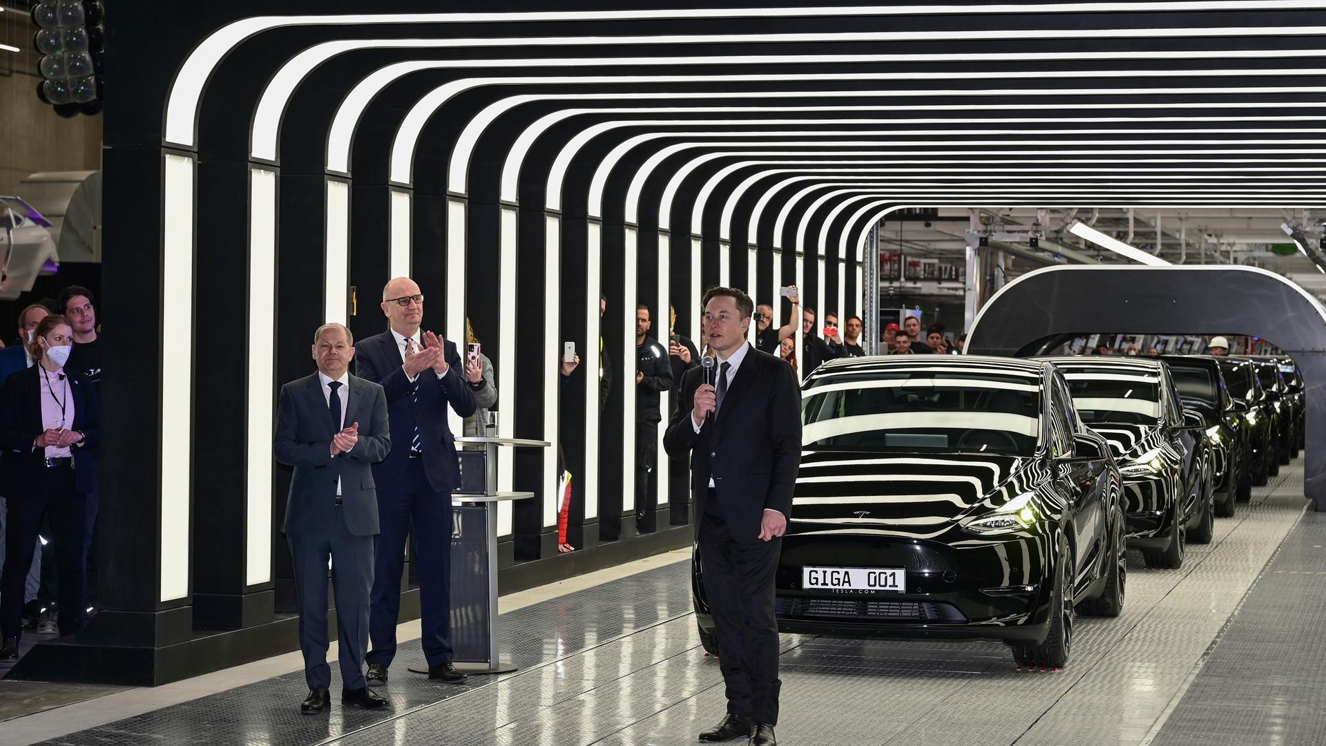 Der Chef von Tesla, Elon Musk, und Bundes-Kanzler Scholz in dem neuen Werk. Der Chef von Tesla, Elon Musk, und Bundes-Kanzler Scholz in dem neuen Werk.