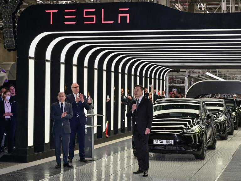 Tesla Produktionsstraße im neueröffneten Werk in Grünheide