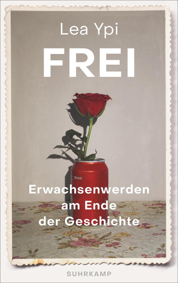 Das Cover von Lea Ypi, "Frei. Erwachsenwerden am Ende der Geschichte". Auf dem Cover steht eine Rose in einer Dose auf einem Tisch. (Bildrechte Cover: Suhrkamp)