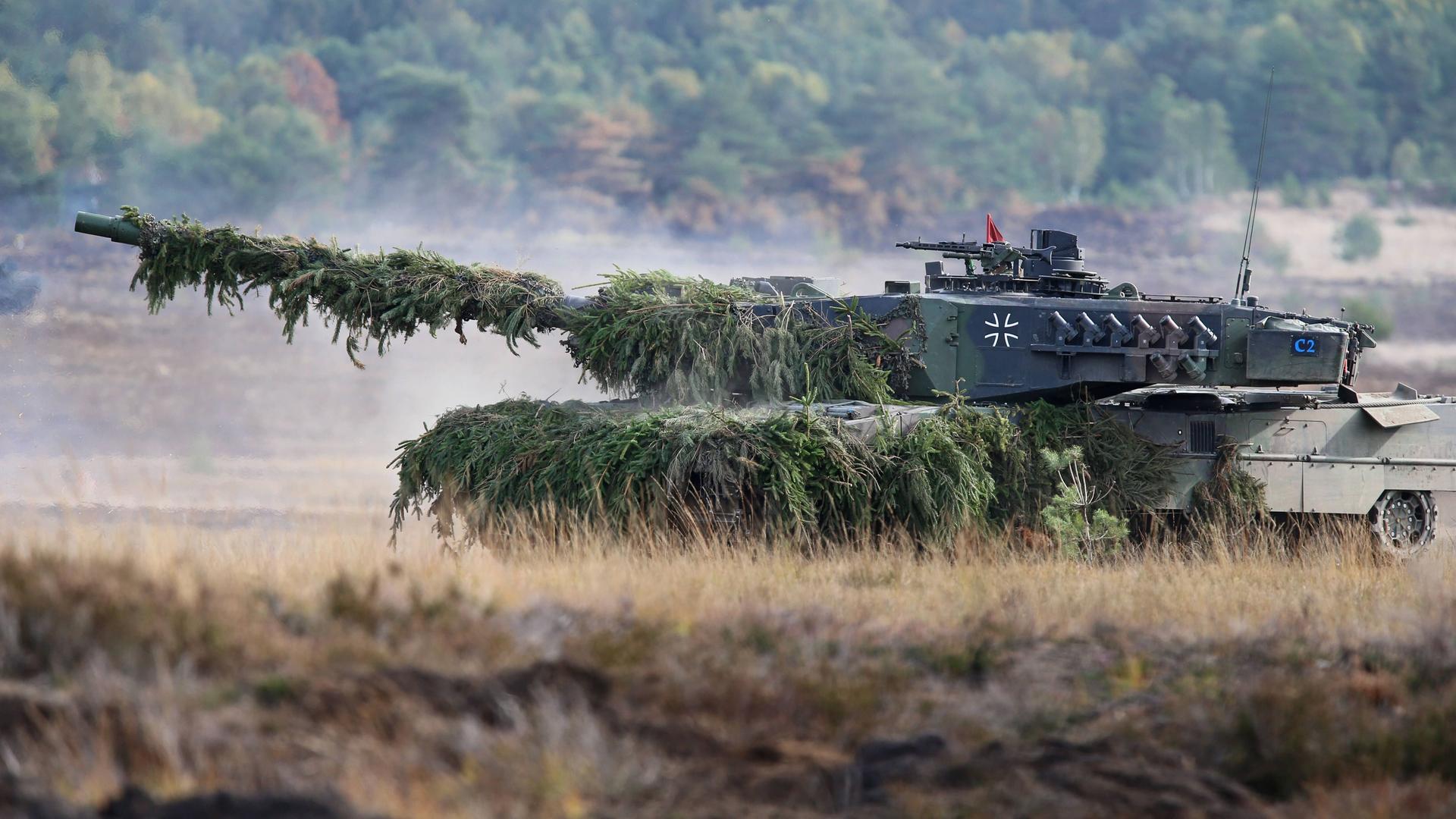 Ein Kampfpanzer Leopard 2 steht auf dem Truppenübungsplatz Bergen bei einer Gefechtsvorführung