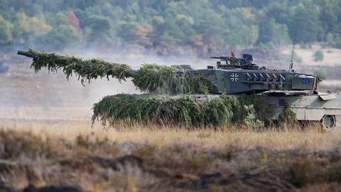 Ein Kampfpanzer vom Typ "Leopard 2" steht auf dem Truppenübungsplatz Bergen bei einer Gefechtsvorführung.