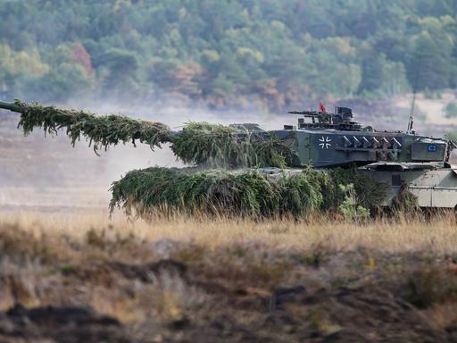 Ein Kampfpanzer Leopard 2 steht auf dem Truppenübungsplatz Bergen bei einer Gefechtsvorführung