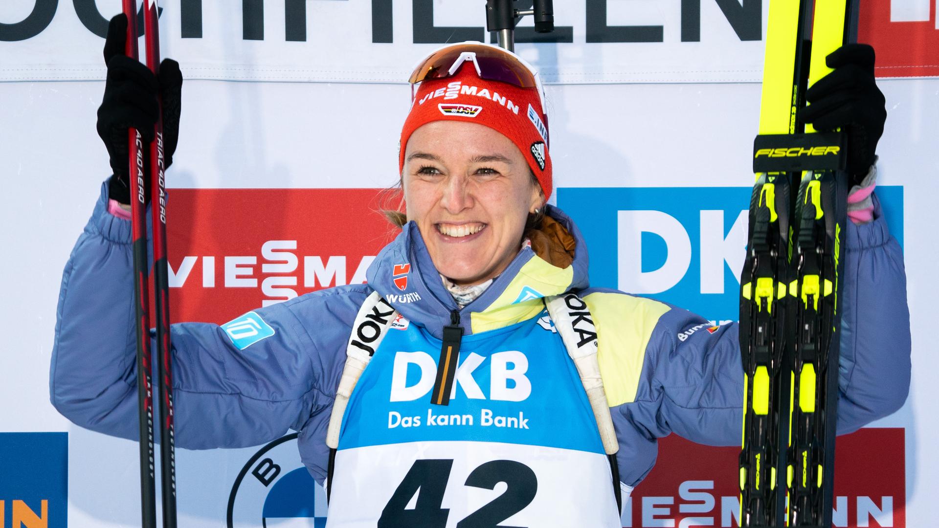 Denise Herrmann-Wick feiert ihren Sieg im Sprint auf dem Podium. Denise Herrmann-Wick feiert ihren Sieg im Sprint auf dem Podium.