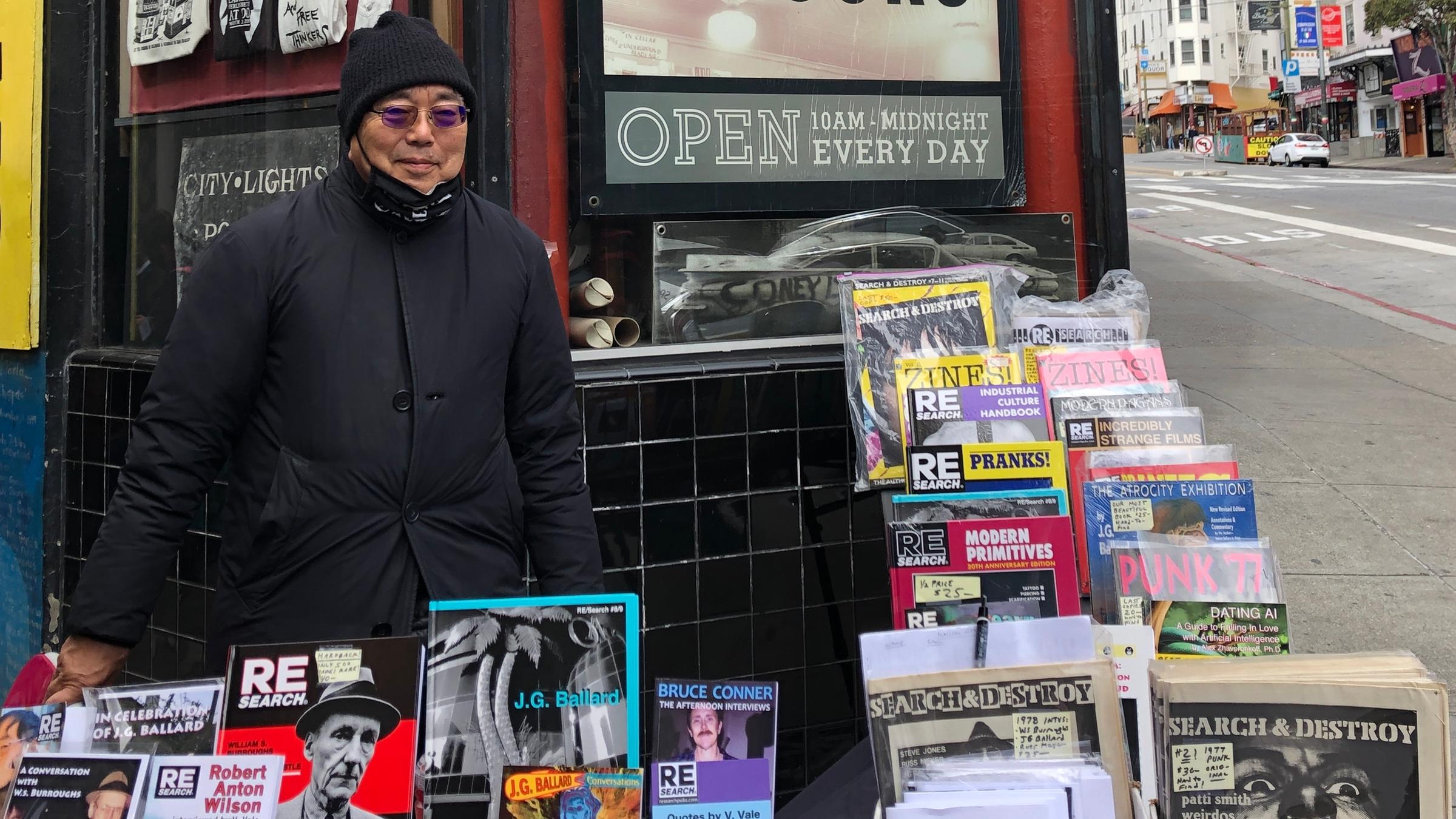 Der Verleger V. Vale vor dem Buchladen City Lights in North Beach, San Francisco.
