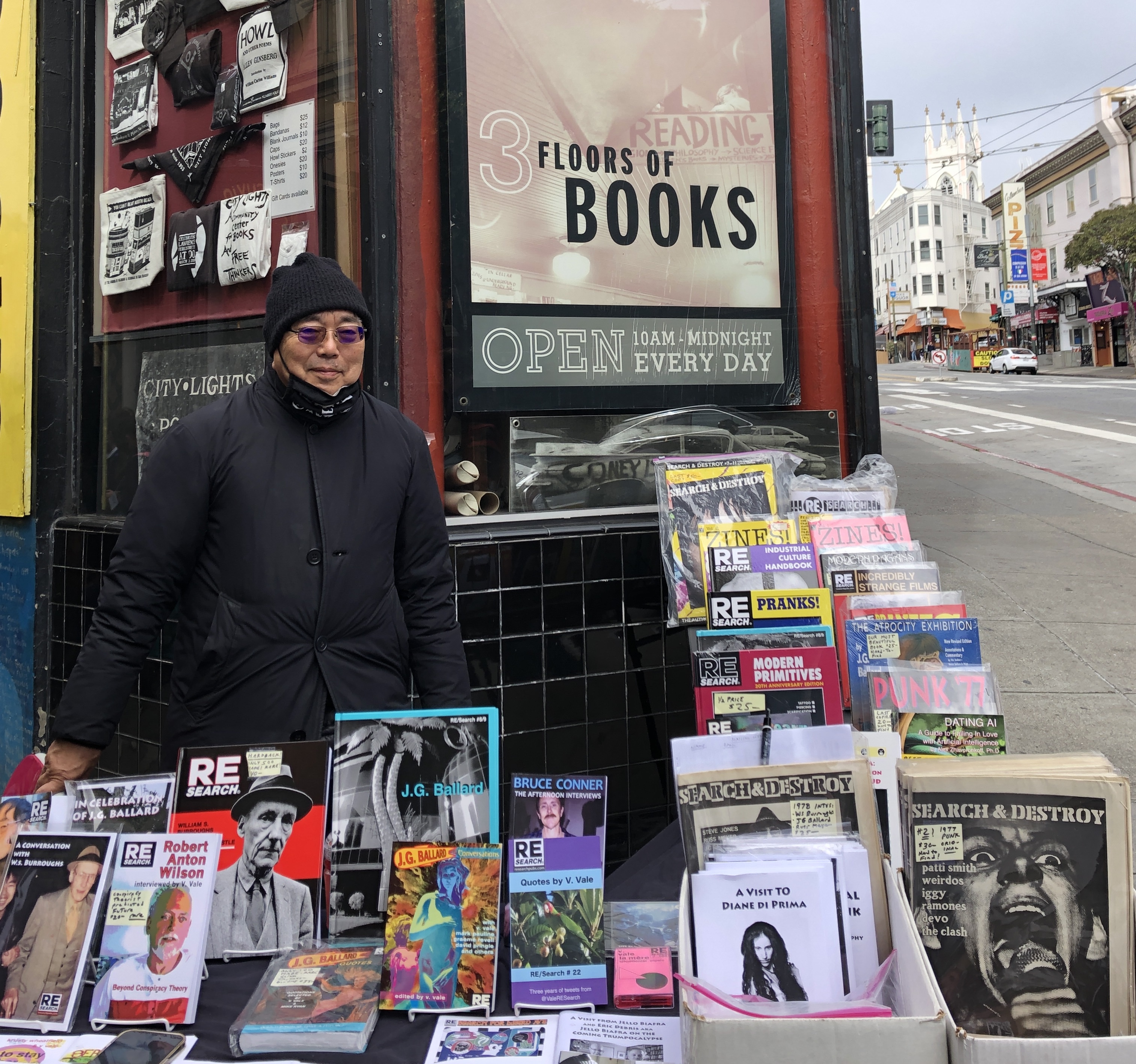 Der Verleger V. Vale vor dem Buchladen City Lights in North Beach, San Francisco.