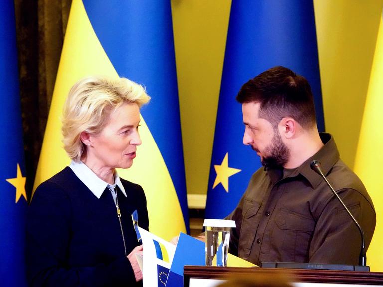EU-Kommissionspräsidentin Ursula von der Leyen (l) spricht bei einer gemeinsamen Pressekonferenz in Kiew mit Wolodymyr Selenskyj, Präsident der Ukraine.