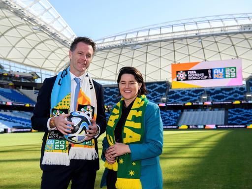 Chris Minns (li.), der Premierminister des australischen Bundestaats New South Wales und die ehemalige australische Fußballnationalspielerin Sarah Walsh 
