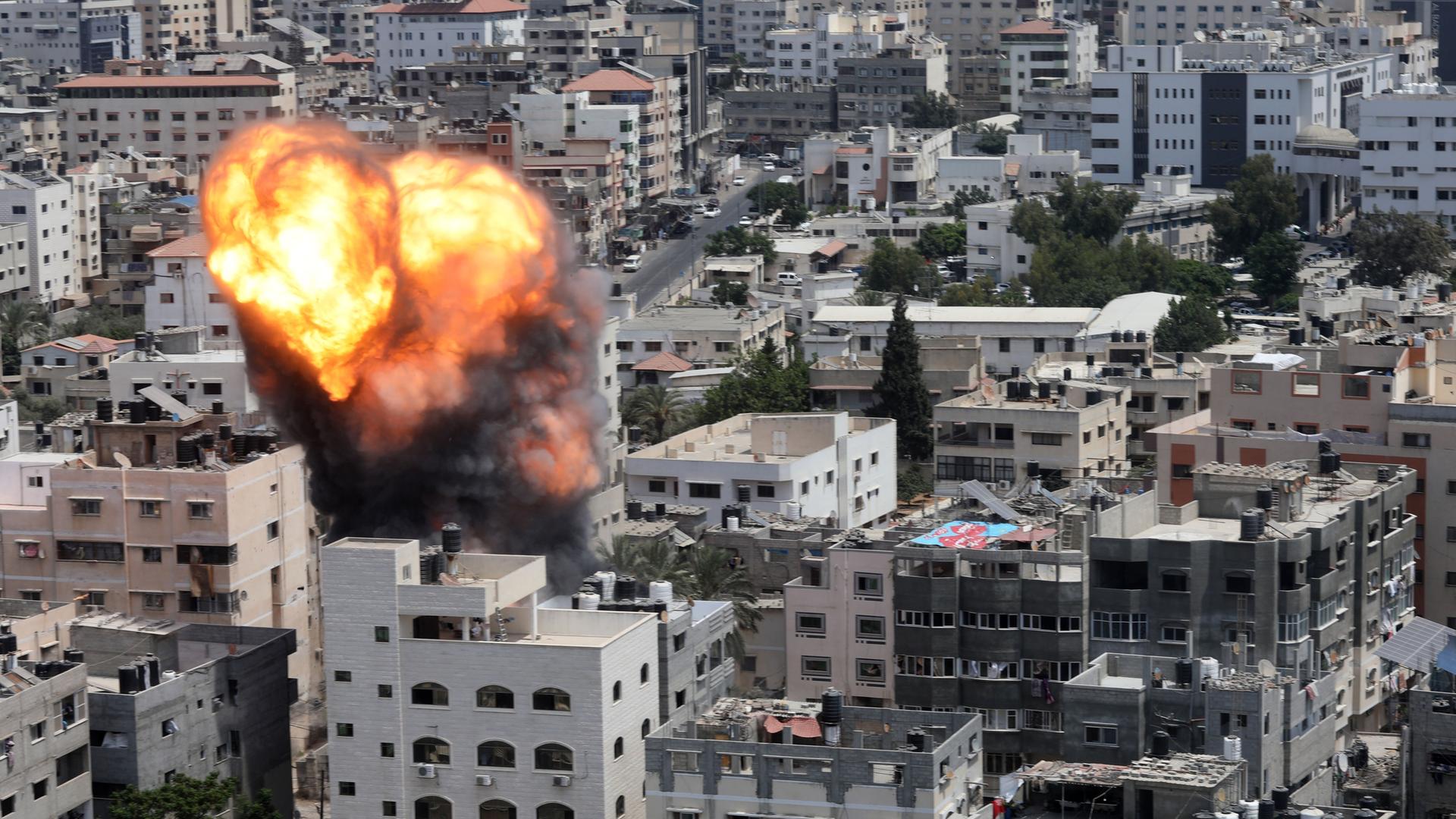 Nach Raketenangriff - Israelische Luftwaffe beschießt Ziele im Gazastreifen