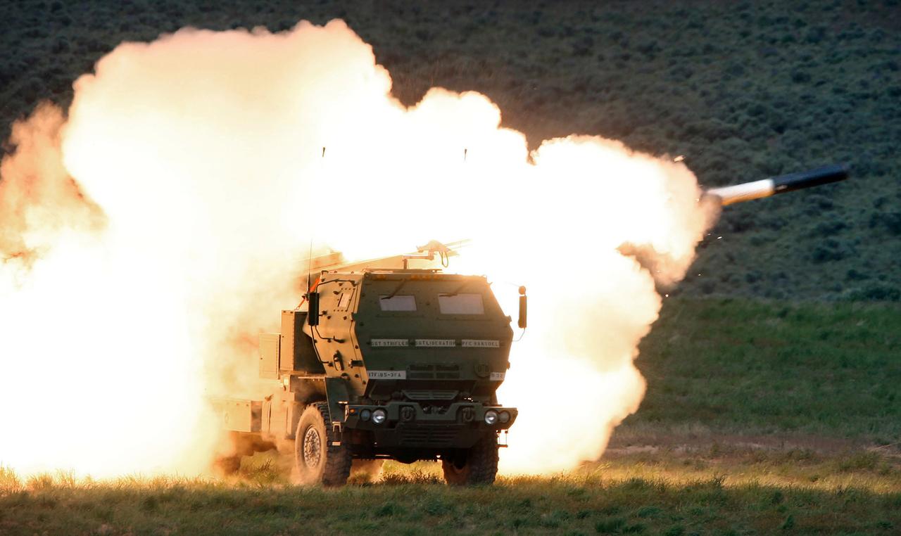 Es ist dunkel. Die Rakete fliegt unter großer Rauchentwicklung von dem Werfer-Fahrzeug weg. Es ist dunkel. Die Rakete fliegt unter großer Rauchentwicklung von dem Werfer-Fahrzeug weg.