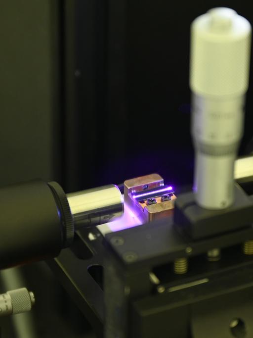 In einem Labor der Firma Q.ANT wird ein neuentwickelter photonischer Chip mit einem Laserstrahl getestet. Das Trumpf-Tochterunternehmen Q.ANT hat ein nach eigenen Angaben weltweit einzigartiges Verfahren entwickelt, das in Zukunft die Serienfertigung von Quantencomputer-Chips ermöglichen soll. Die Besonderheit: Durch das Verfahren lassen sich auch gewöhnliche Großrechner um Prozessoren erweitern, die mit Quantentechnologie arbeiten, so dass der Einsatz von Quantencomputern näherrückt.