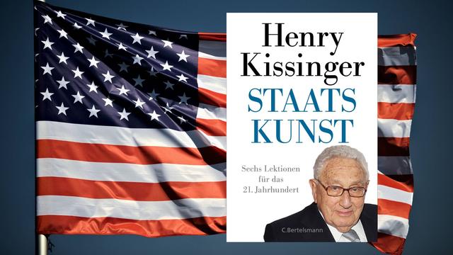 Henry Kissinger: „Staatskunst. Sechs Lektionen für das 21. Jahrhundert“
Zu sehen ist das Buchcover, auf dem Henry Kissinger abgebildet ist. Im Hintergrund die Flagge der USA.