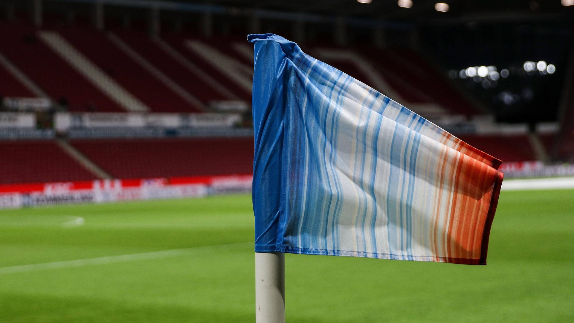22.10.2021, xmkx, Fussball 1.Bundesliga, 1.FSV Mainz 05 - FC Augsburg v.l. Eckfahne, Klimawandel, Umwelt, Erwaermung, Klimastreifen, Symbolbild DFL/DFB REGULATIONS PROHIBIT ANY USE OF PHOTOGRAPHS as IMAGE SEQUENCES and/or QUASI-VIDEO emspor Mainz *** 22 10 2021, xmkx, football 1 Bundesliga, 1 FSV Mainz 05 FC Augsburg v l corner flag, climate change, environment, warming, climate stripes, symbol picture DFL DFB REGULATES PROHIBIT ANY USE OF PHOTOGRAPHS as IMAGE SEQUENCES and or QUASI VIDEO emspor Mainz 22.10.2021, xmkx, Fussball 1.Bundesliga, 1.FSV Mainz 05 - FC Augsburg v.l. Eckfahne, Klimawandel, Umwelt, Erwaermung, Klimastreifen, Symbolbild DFL/DFB REGULATIONS PROHIBIT ANY USE OF PHOTOGRAPHS as IMAGE SEQUENCES and/or QUASI-VIDEO emspor Mainz *** 22 10 2021, xmkx, football 1 Bundesliga, 1 FSV Mainz 05 FC Augsburg v l corner flag, climate change, environment, warming, climate stripes, symbol picture DFL DFB REGULATES PROHIBIT ANY USE OF PHOTOGRAPHS as IMAGE SEQUENCES and or QUASI VIDEO emspor Mainz