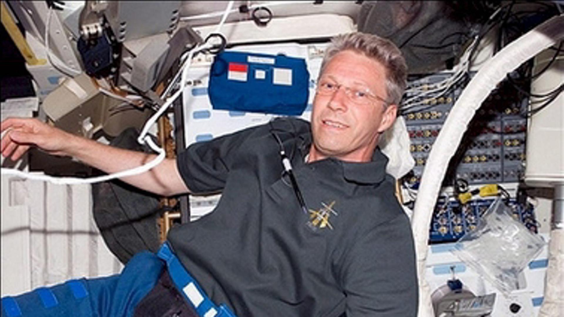 Der deutsche Astronaut Thomas Reiter schwebt 2006 in der Internationalen Raumstation ISS.
