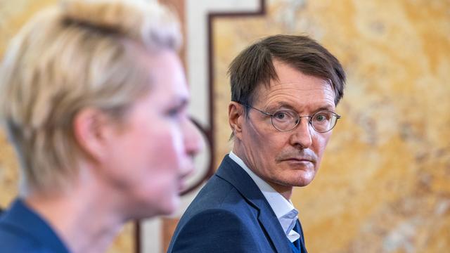 Bundesgesundheitsminister in Mecklenburg-Vorpommern schaut in die Kamera vorbei an Manuel Schwesig
