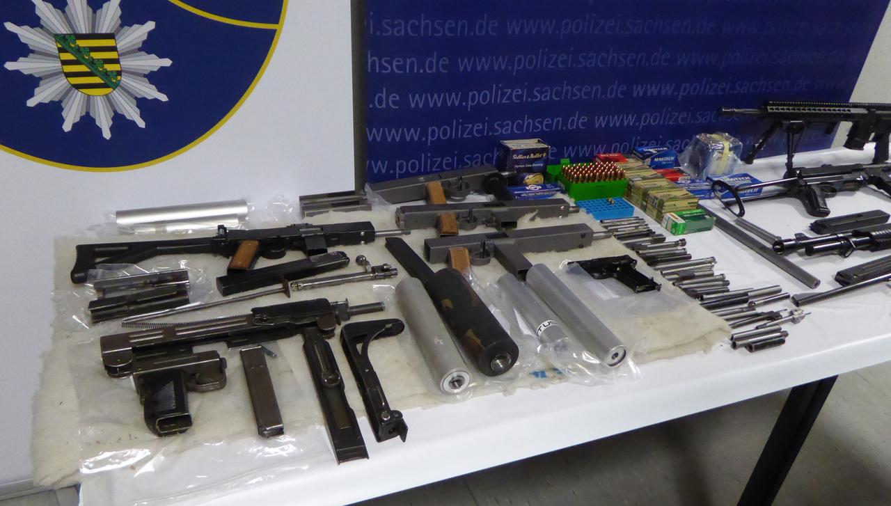 Die Polizei Zwickau präsentiert Ende 2021 einen Fund an Schnellfeuerwaffen und und Waffenteile, die sie in den vergangenen Tagen bei Razzien sichergestellt haben