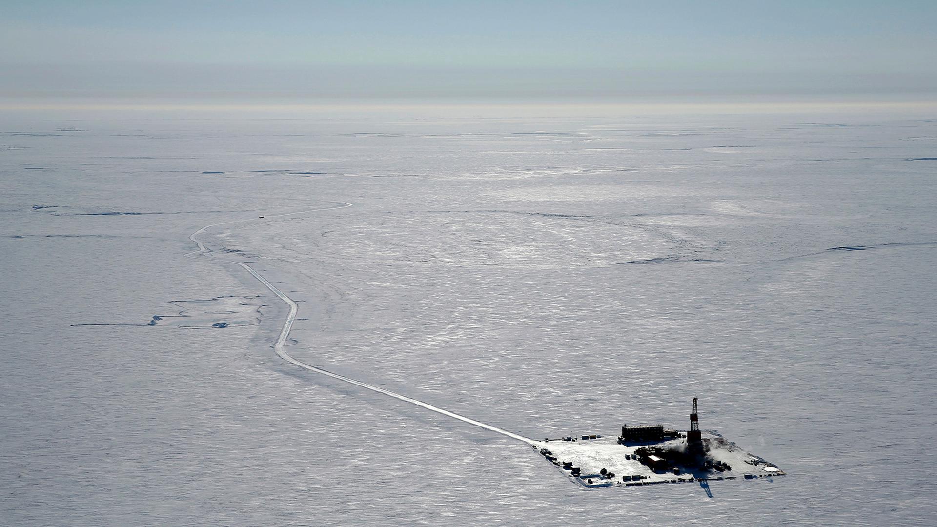 Dieses Luftbild zeigt ein Lager für Erkundungsbohrungen am geplanten Standort des "Willow"-Ölprojekts am North Slope von Alaska. Dieses Luftbild zeigt ein Lager für Erkundungsbohrungen am geplanten Standort des "Willow"-Ölprojekts am North Slope von Alaska.