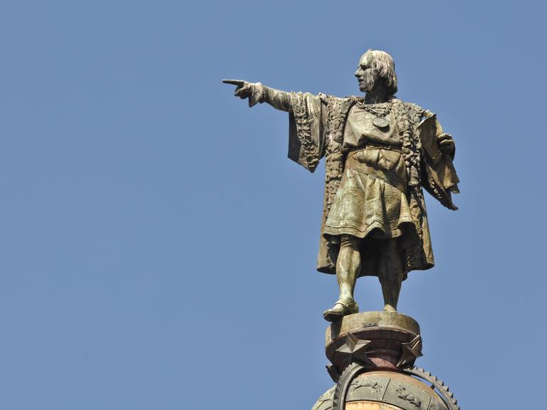 Auf dem Bild ist eine Statue von Christoph Kolumbus zu sehen, wie sie nach Westen zeigt. 