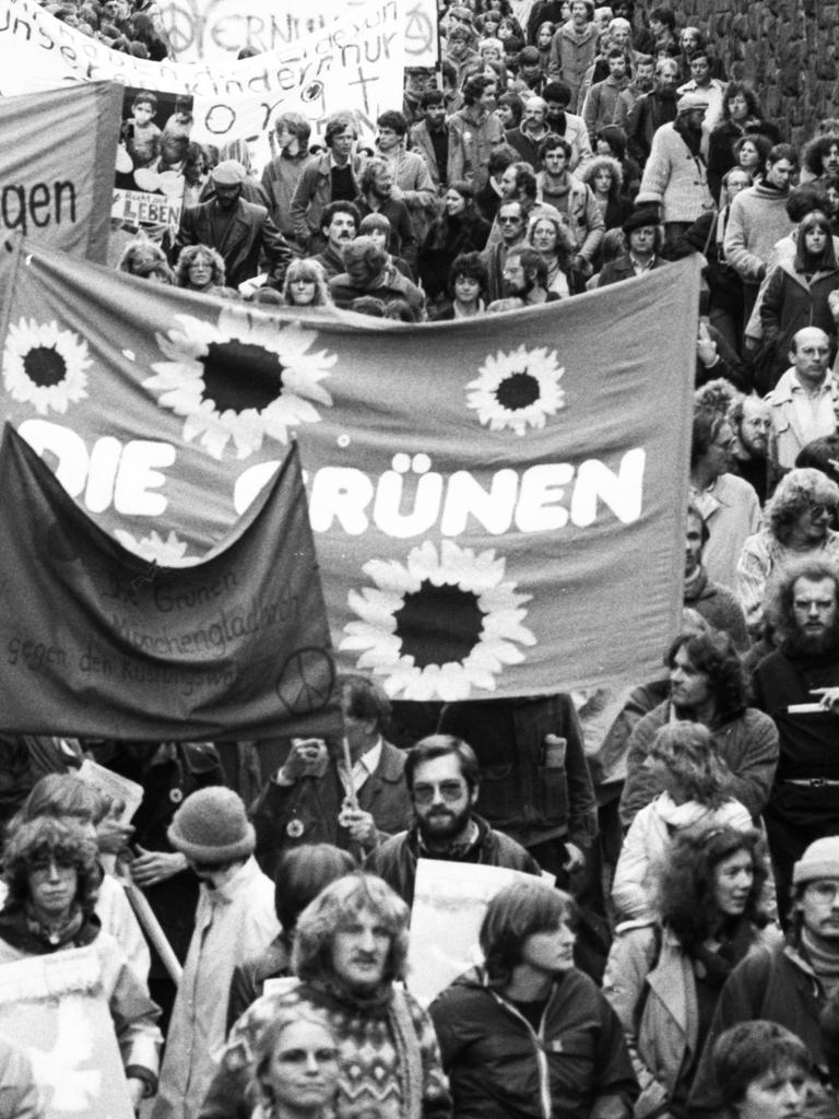 Ein Schwarz-Weiß-Foto zeigt Menschen bei der Friedensdemonstration in Bonn im Oktober 1981.