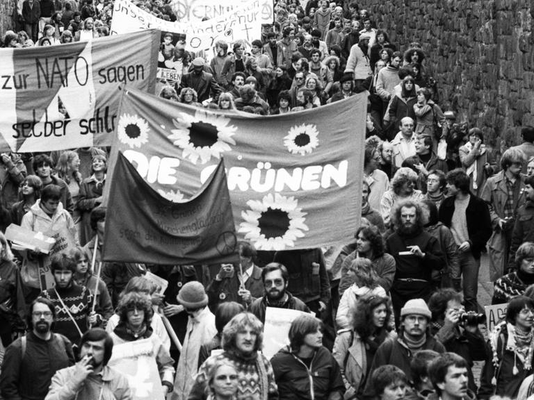 Ein Schwarz-Weiß-Foto zeigt Menschen bei der Friedensdemonstration in Bonn im Oktober 1981.