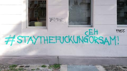 "Stay the fuck ungehorsam steht an einer Hauswand in Berlin