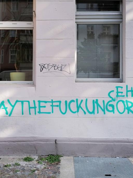 "Stay the fuck ungehorsam steht an einer Hauswand in Berlin