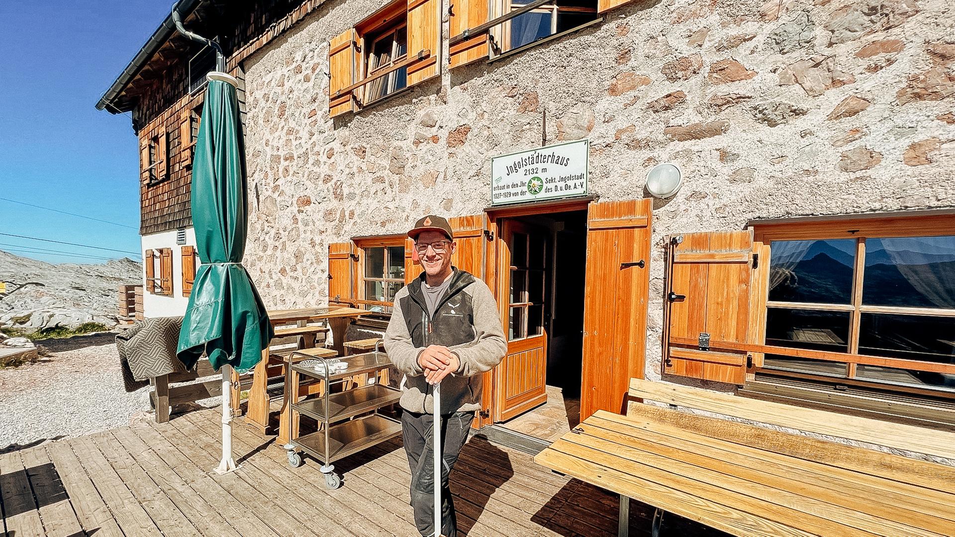 Hüttenwirt Michael Millinger steht vor der Almenhütte. Hüttenwirt Michael Millinger steht vor der Almenhütte.