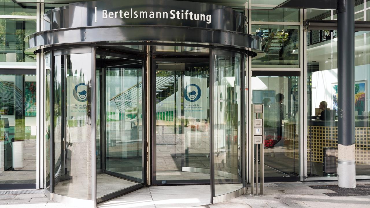 Eingang der Hauptverwaltung der Bertelsmann Stiftung in Gütersloh (Foto vom 05.08.2021).