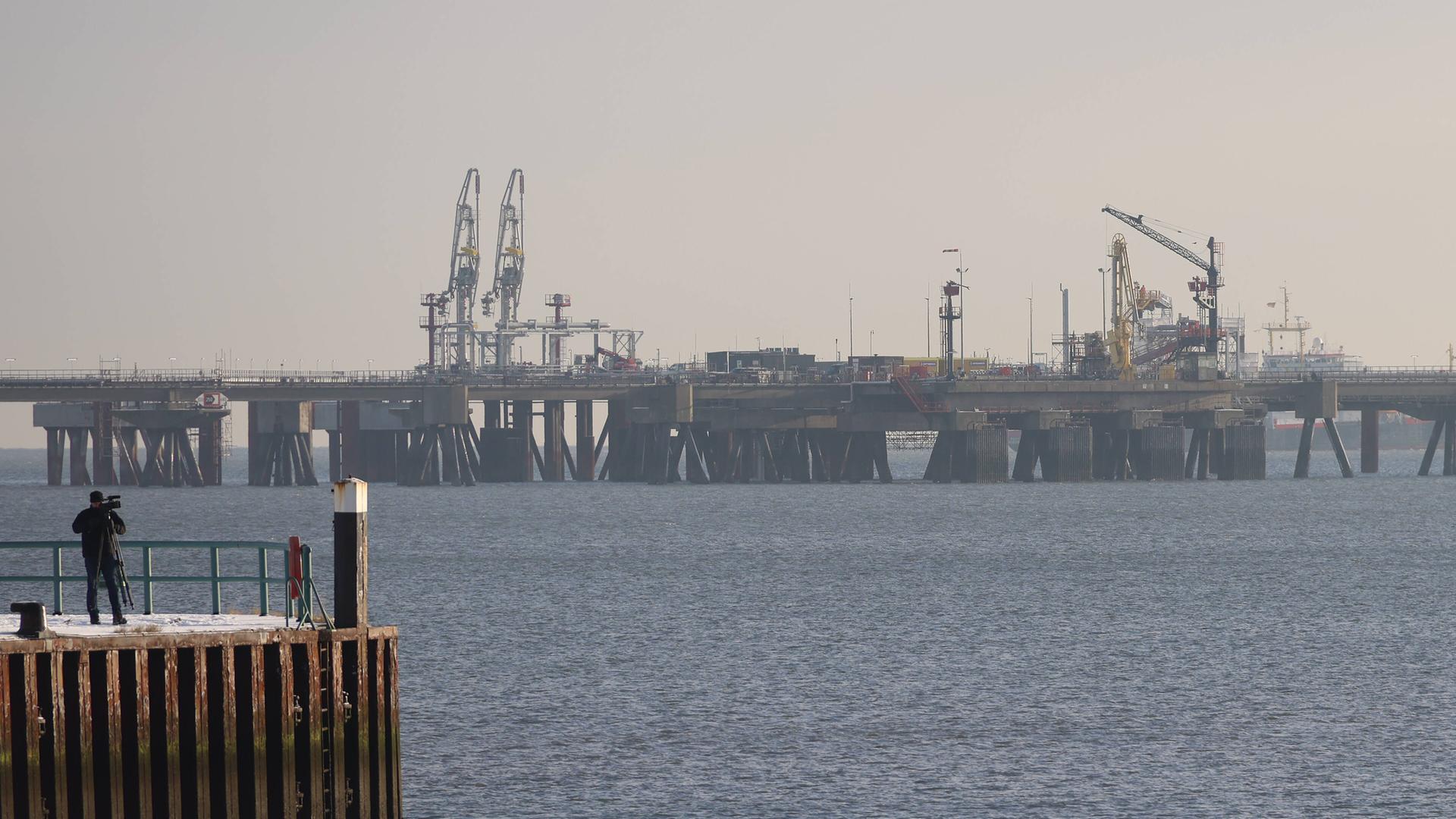 Blick auf das LNG-Terminal Wilhelmshafen am 16.12.2022 vom Festland aus Blick auf das LNG-Terminal Wilhelmshafen am 16.12.2022 vom Festland aus