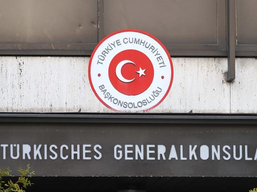 Der Schriftzug "Türkisches Generalkonsulat" steht über dem Türkischen Generalkonsulat in der Bayerischen Landeshauptstadt.