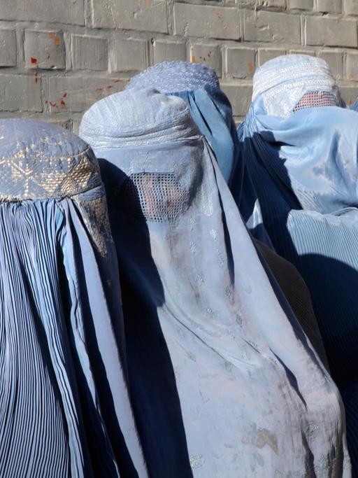 Mehrere Frauen in Afghanistan sind komplett mit blauen Gewändern verhüllt. 