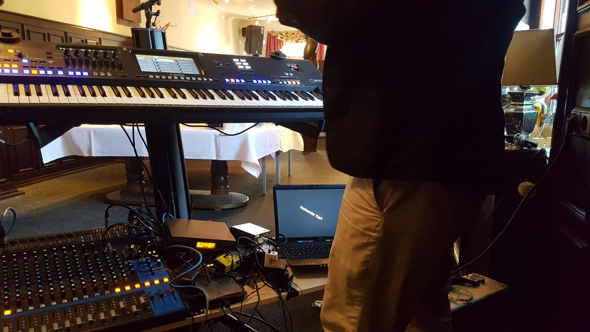 Karl-Josef Jörissen vor seinem Keyboard. Karl-Josef Jörissen vor seinem Keyboard.