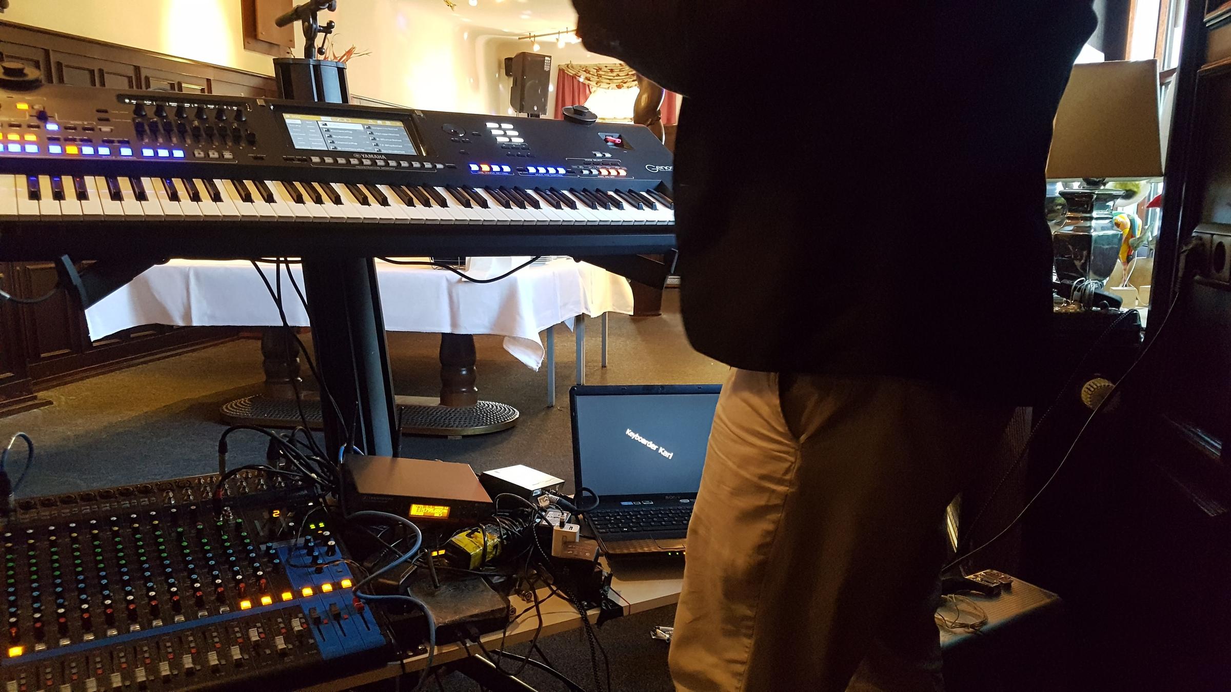 Karl-Josef Jörissen vor seinem Keyboard.