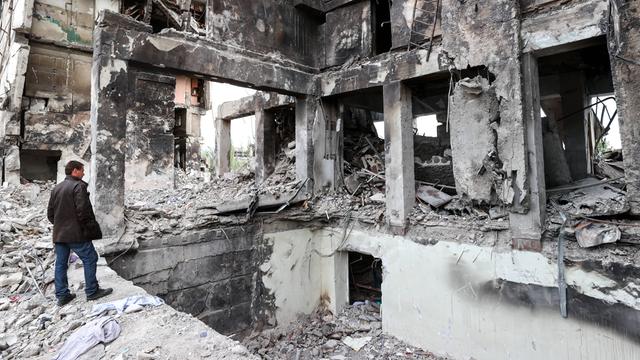 Ein Mann in Mariupol in den Ruinen eines zerstörten Hauses. Ein Mann in Mariupol in den Ruinen eines zerstörten Hauses.
