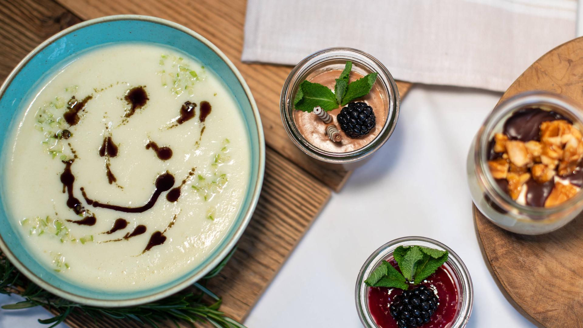 Sellerie Apfel Suppe mit Mousse au Chocolat im Glas, Snickers im Glas und Topfen Mousse mit Fruchttopping im Glas. Sellerie Apfel Suppe mit Mousse au Chocolat im Glas, Snickers im Glas und Topfen Mousse mit Fruchttopping im Glas.